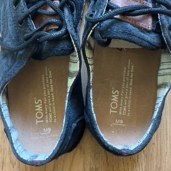 TOMS Black w/Laces - Picture 3 of 4